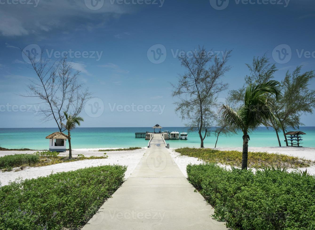 Il molo dei traghetti su Paradise Koh Rong Island Beach vicino a Sihanoukville Cambogia foto