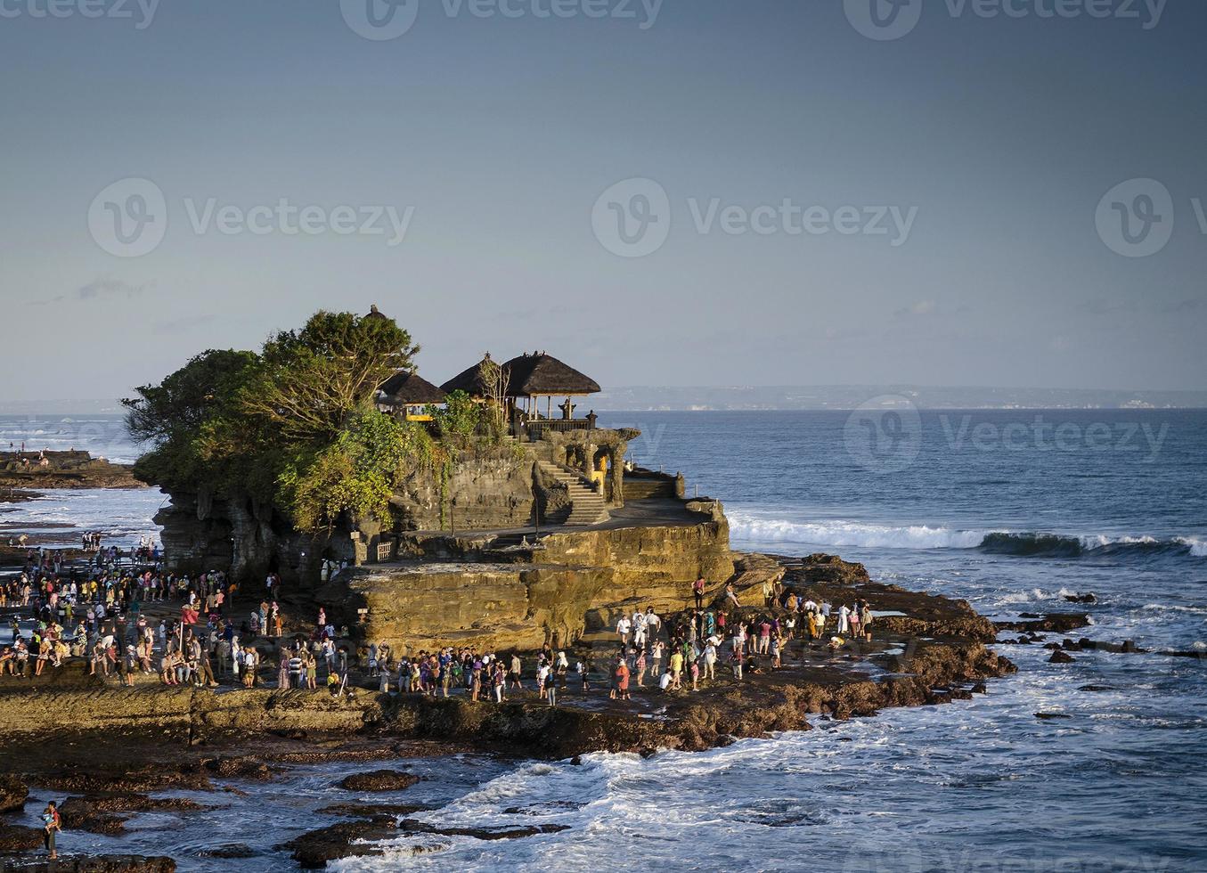 pura tanah lot famoso tempio balinese punto di riferimento sulla costa dell'isola di bali indonesia al tramonto foto