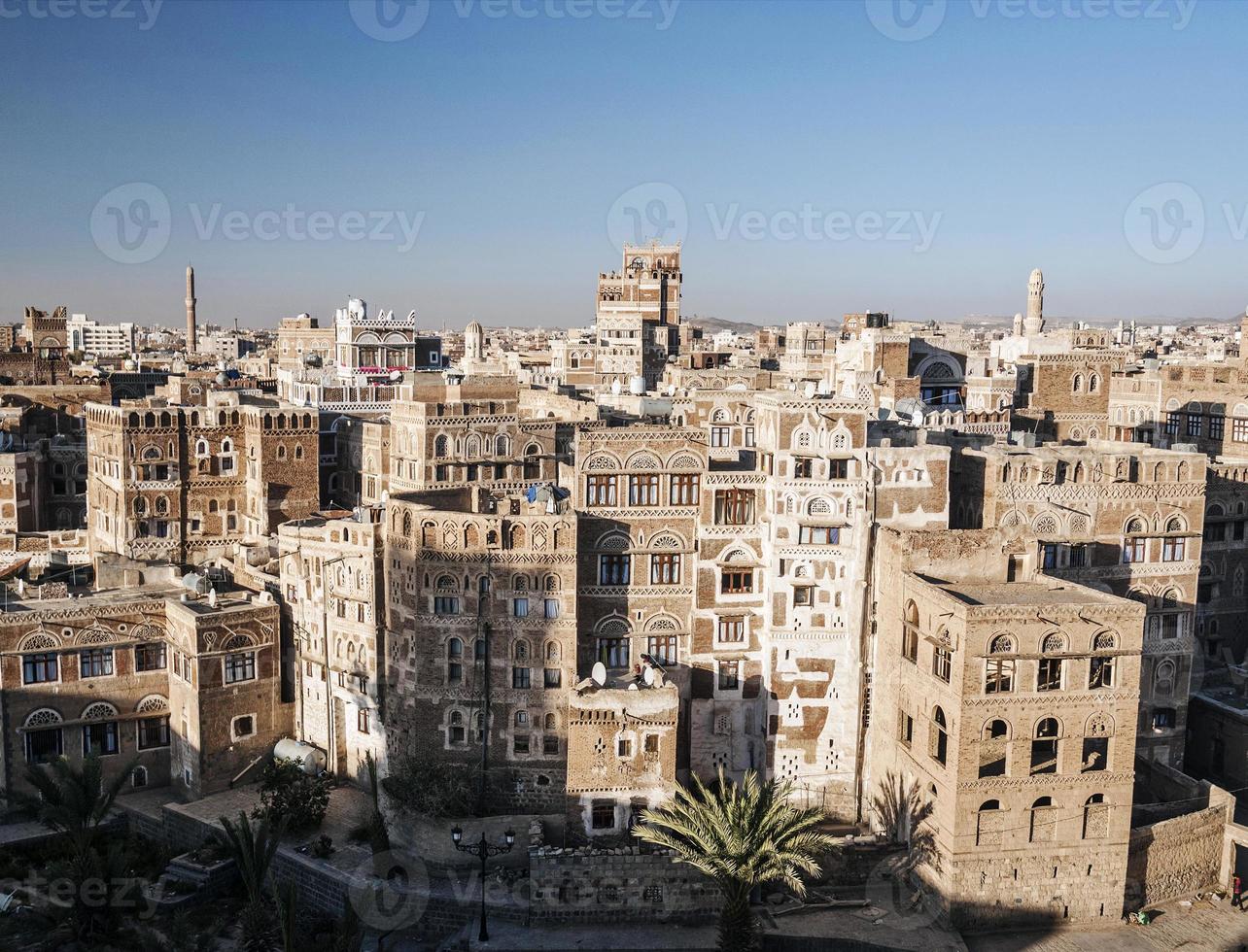 Vista del centro città di sanaa skyline della città vecchia edifici tradizionali in Yemen foto