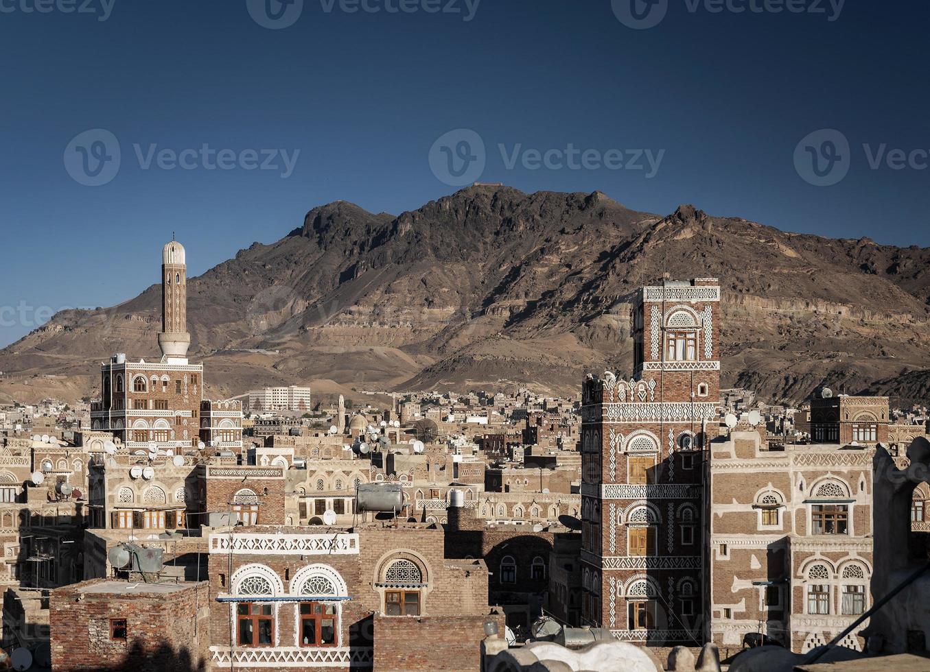 Vista del centro cittadino di sanaa città vecchia architettura tradizionale araba skyline in Yemen foto