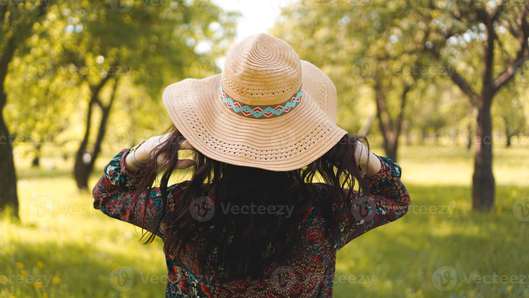 posteriore della bella ragazza hipster in cappello e vestito. giorno d'estate foto