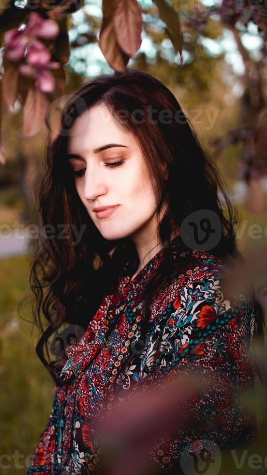 bella giovane donna in foglie bordeaux foto
