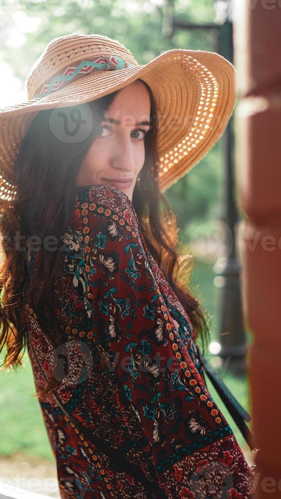 donna che indossa abito e cappello di paglia in una giornata di sole e caldo foto