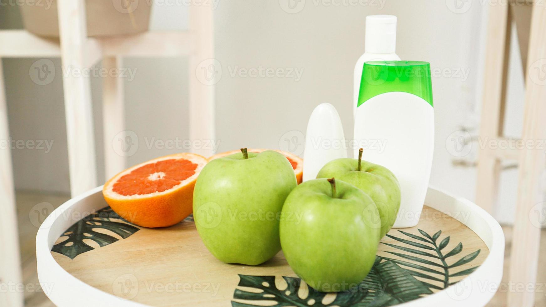 arancia e mele sul tavolo in legno naturale. concetto di cibo salutare foto