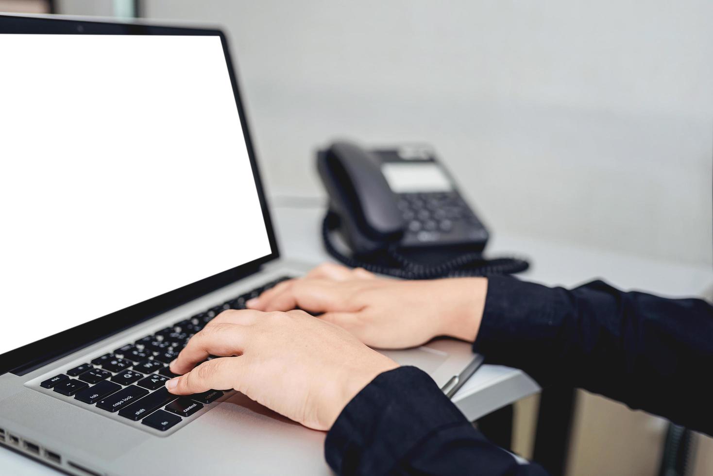 primo piano della giovane donna d'affari che utilizza il computer portatile in ufficio. foto