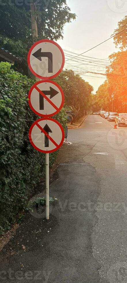 traffico segni fare non girare Giusto, fare non partire dritto, girare sinistra. foto