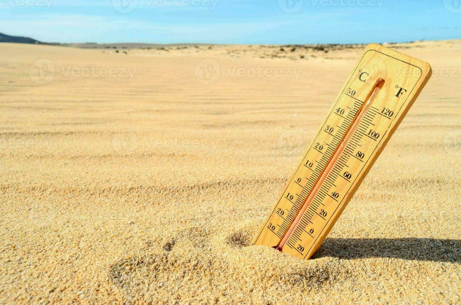 un' termometro nel il deserto foto