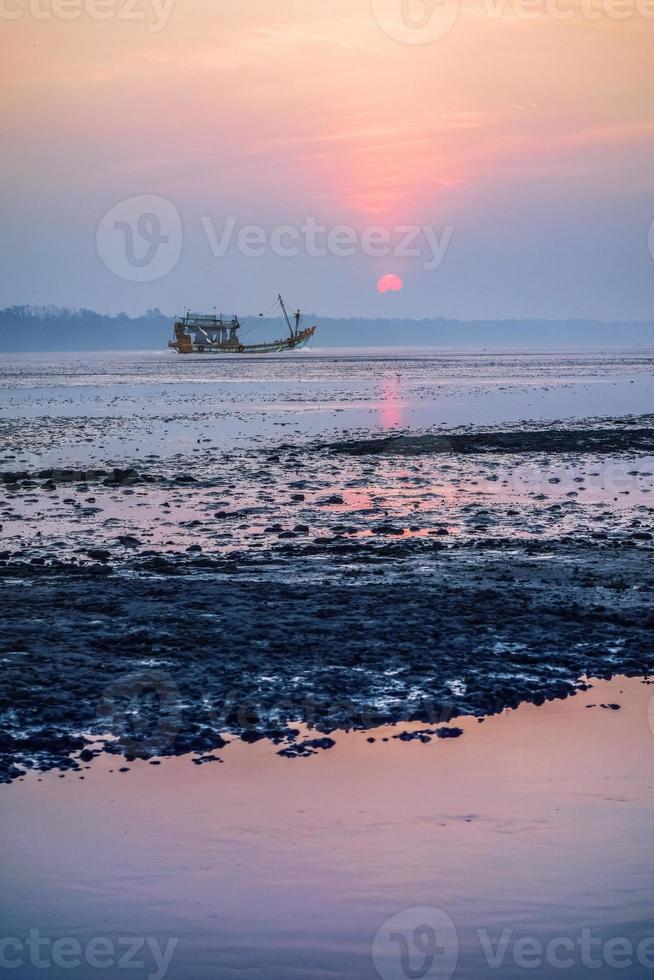 bellissima alba e peschereccio alla flotta peschereccia foto