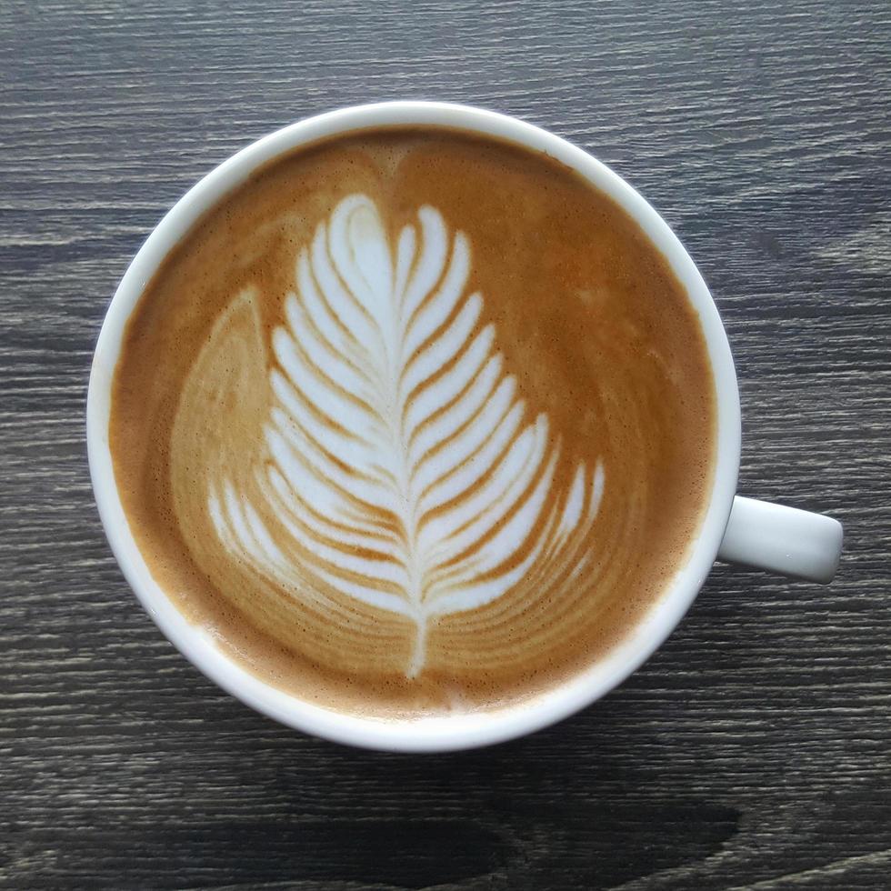 vista dall'alto di una tazza di caffè latte art. foto