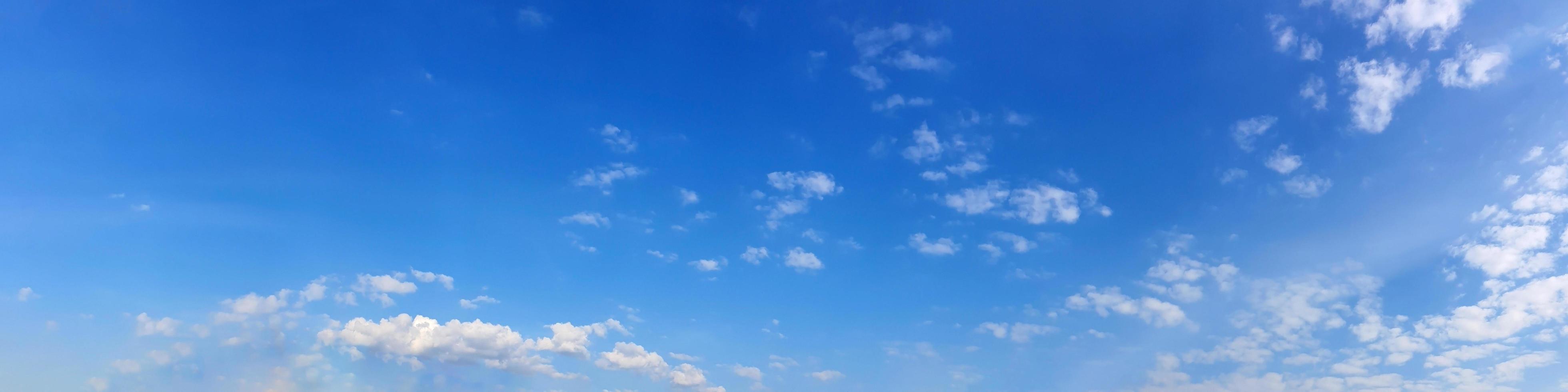 cielo panoramico dai colori vivaci con nuvole in una giornata di sole. foto