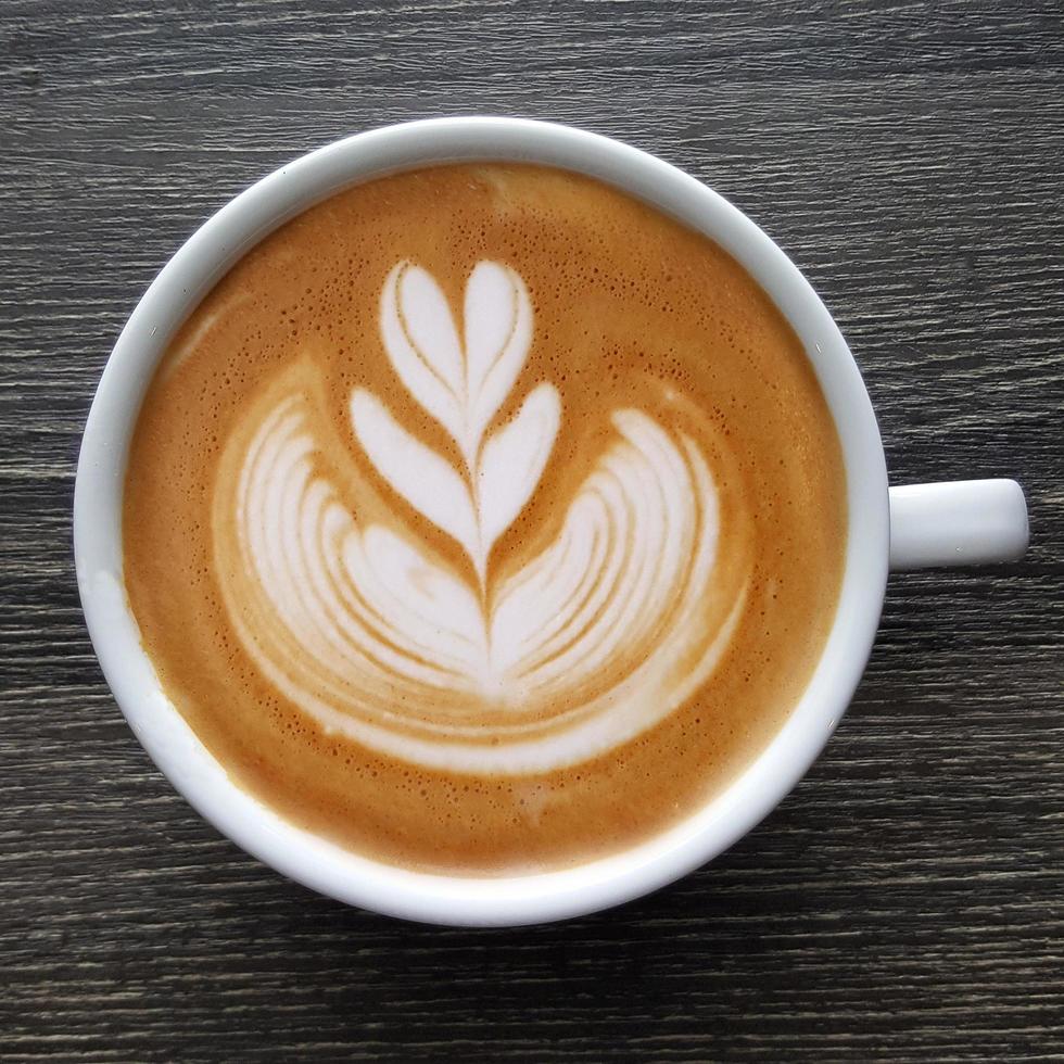 vista dall'alto di una tazza di caffè latte art. foto