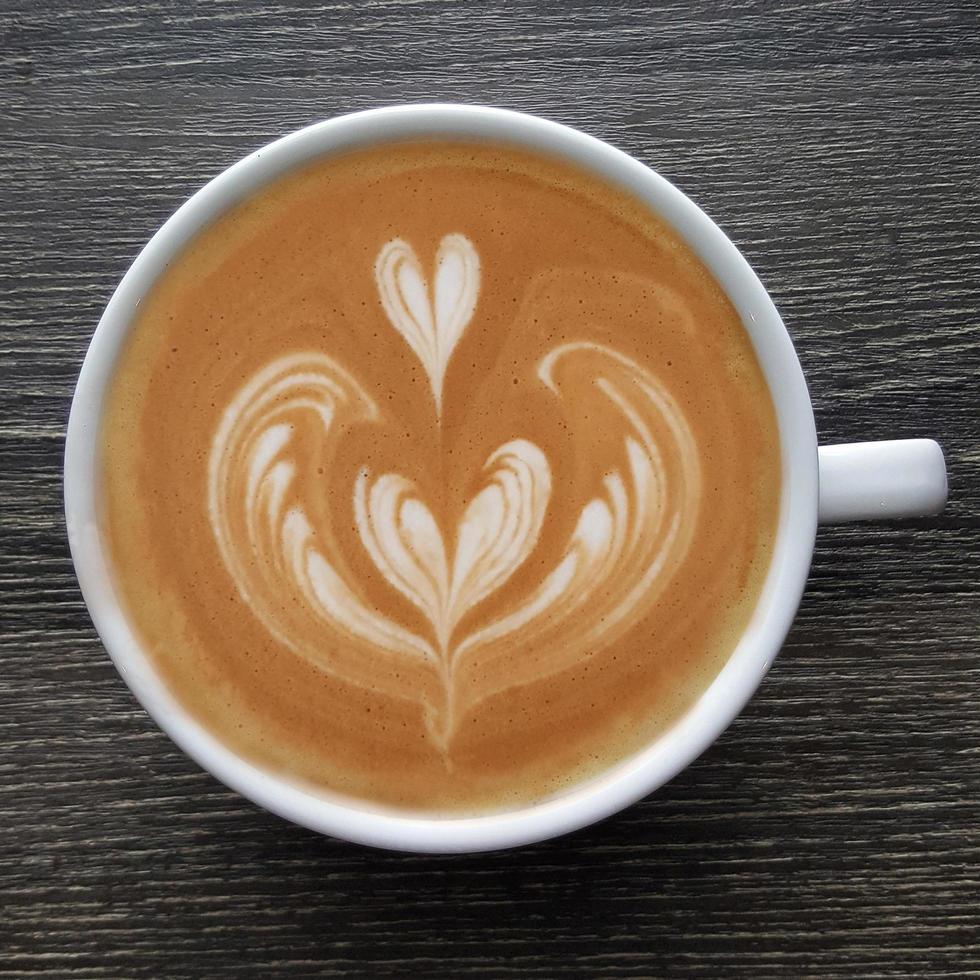 vista dall'alto di una tazza di caffè latte art. foto