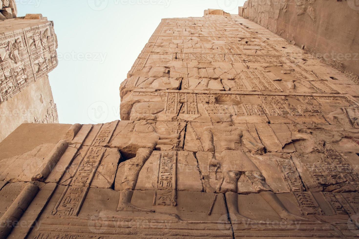 colonne con geroglifici nel tempio di karnak a luxor, in egitto. viaggio foto