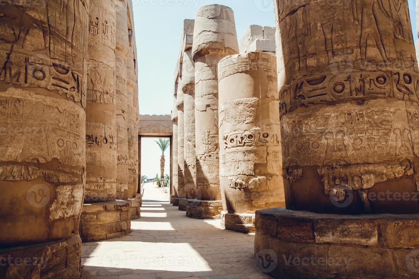 colonne con geroglifici nel tempio di karnak a luxor, in egitto. viaggio foto