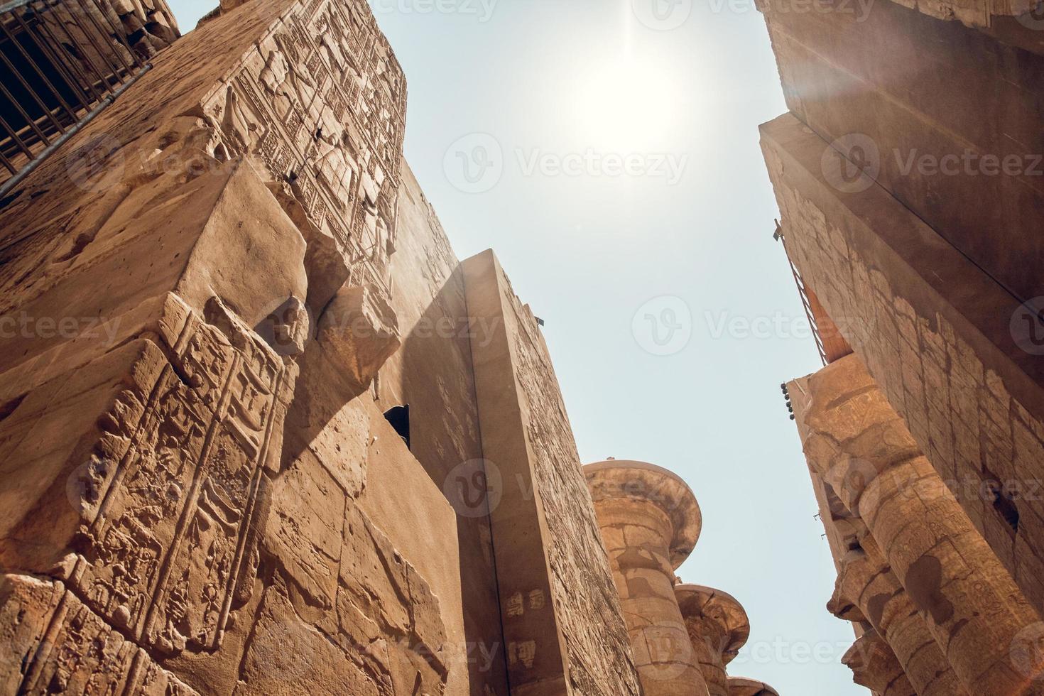 colonne con geroglifici nel tempio di karnak a luxor, in egitto. viaggio foto
