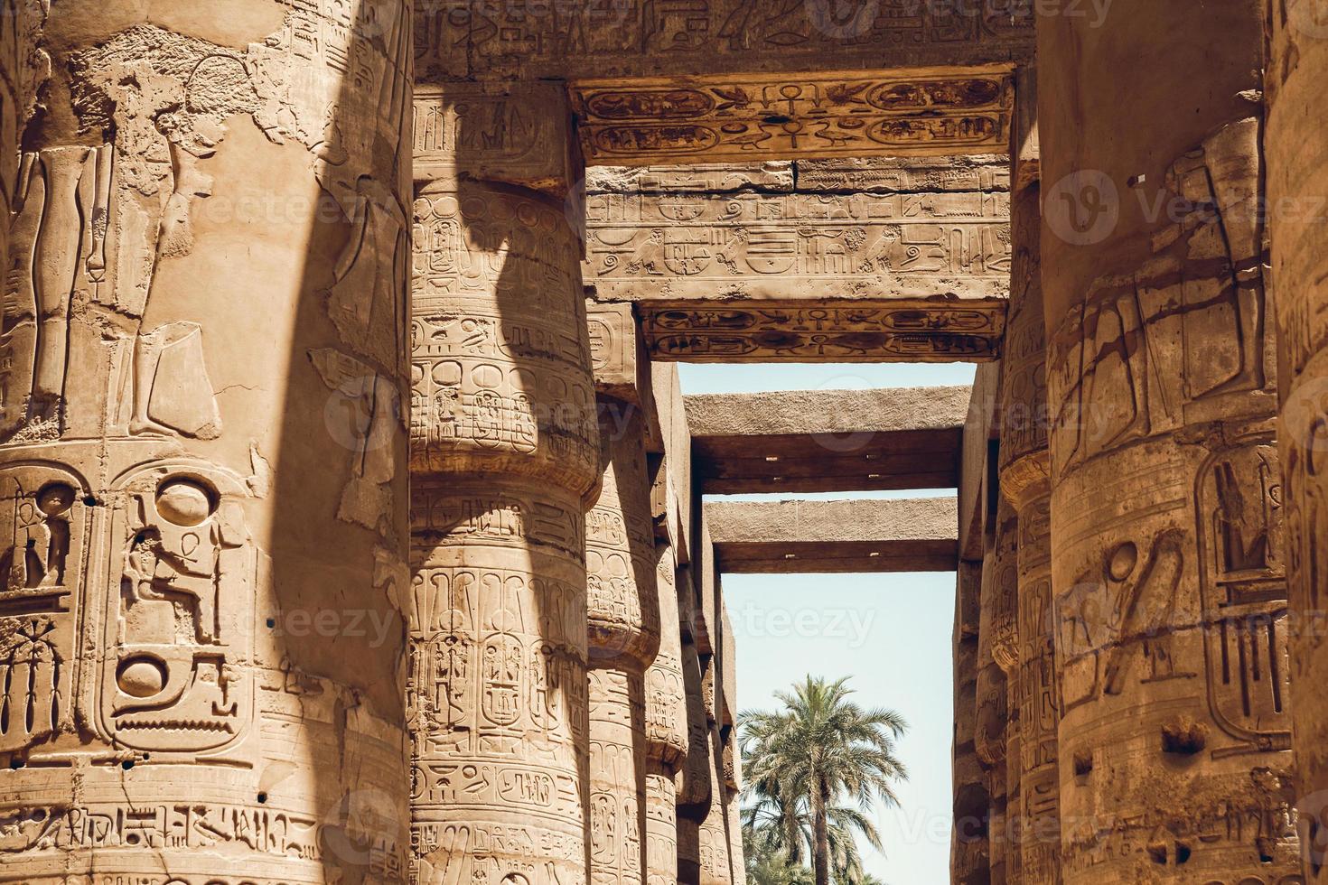 colonne con geroglifici nel tempio di karnak a luxor, in egitto. viaggio foto