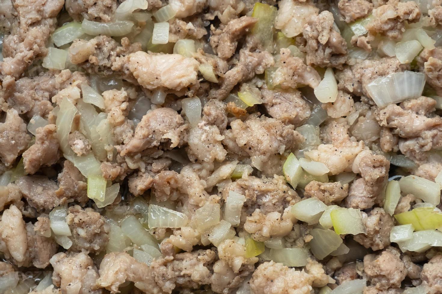 carne macinata fritta con cipolle in padella, fondo di carne tritata finemente. foto