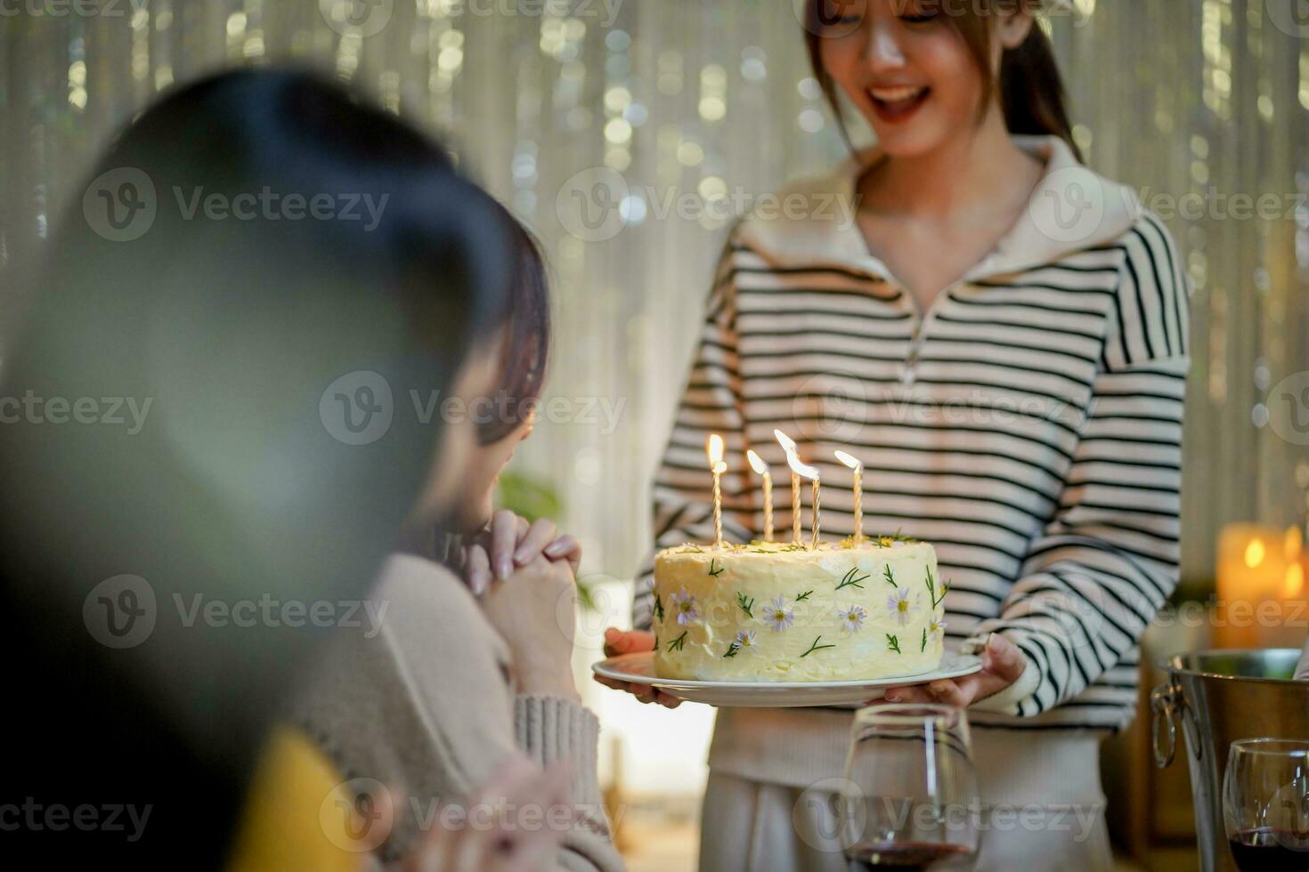 allegro amici godendo casa compleanno vacanza festa. asiatico sorella applauso potabile rosso vino festeggiare con compleanno torta. foto