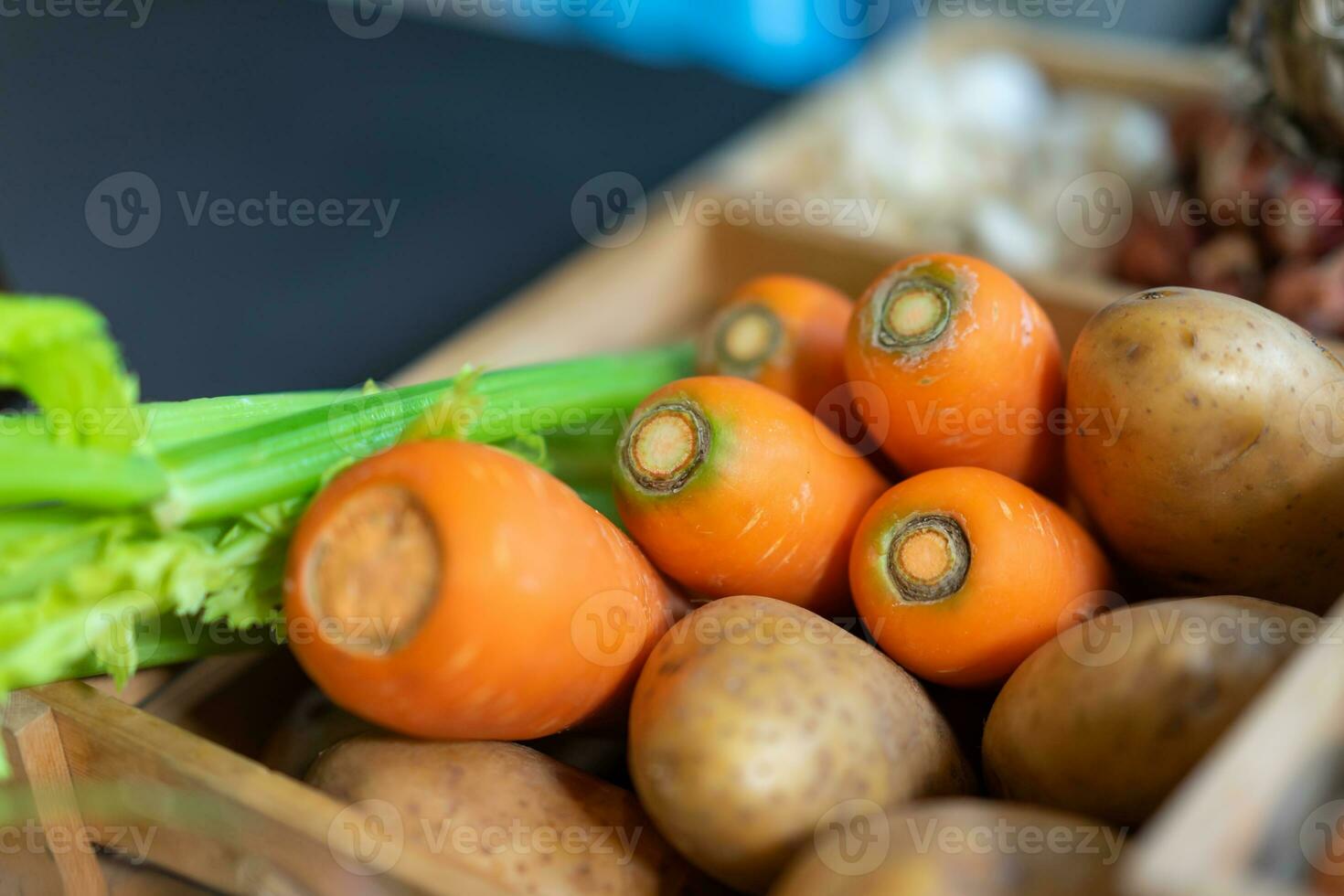 carota e Patata nel legna scatola con studiolight. foto