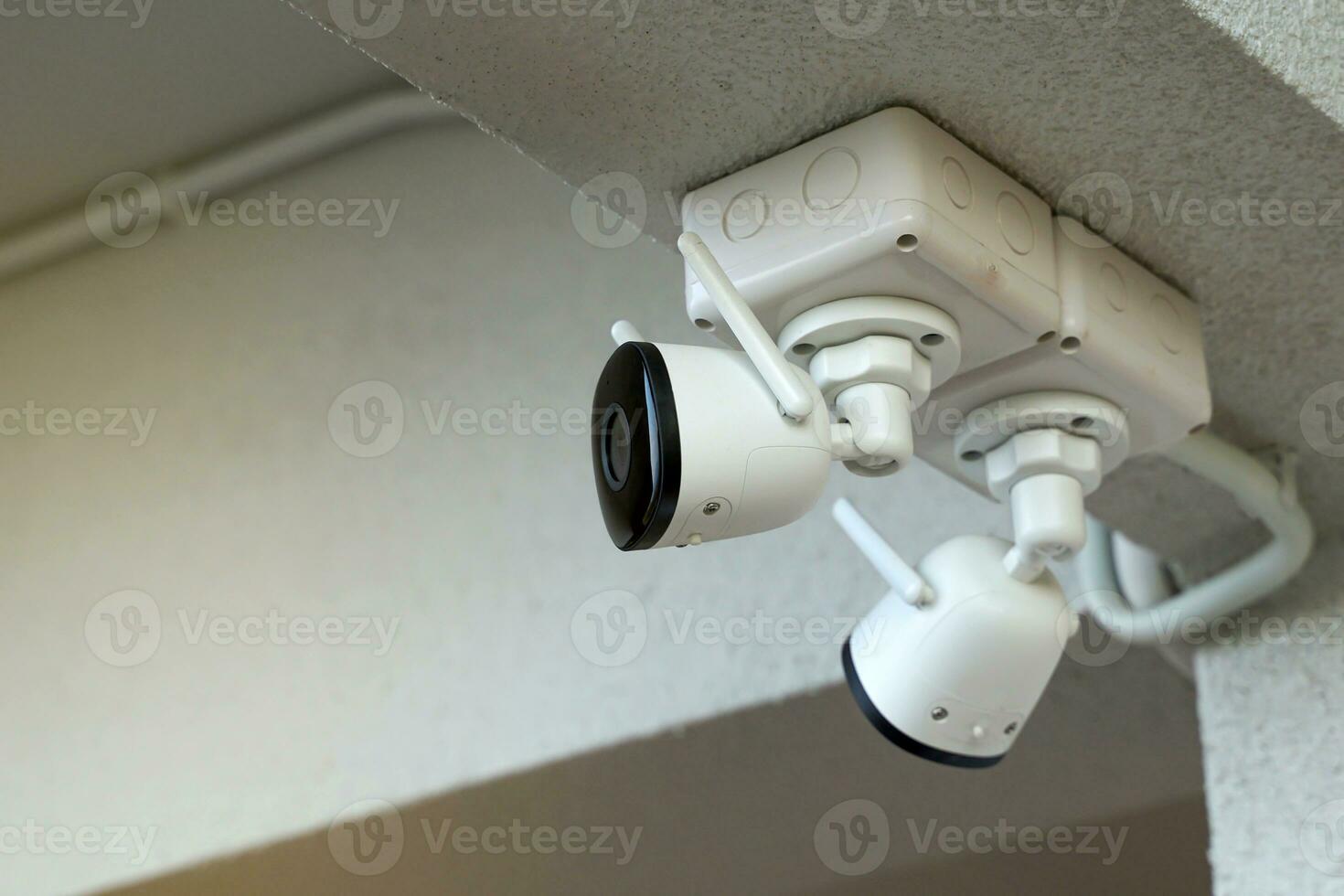 cctv monitoraggio il edificio per il sicurezza di il proprietà e ispezionando persone entrata e all'uscita il costruzione. morbido e selettivo messa a fuoco. foto