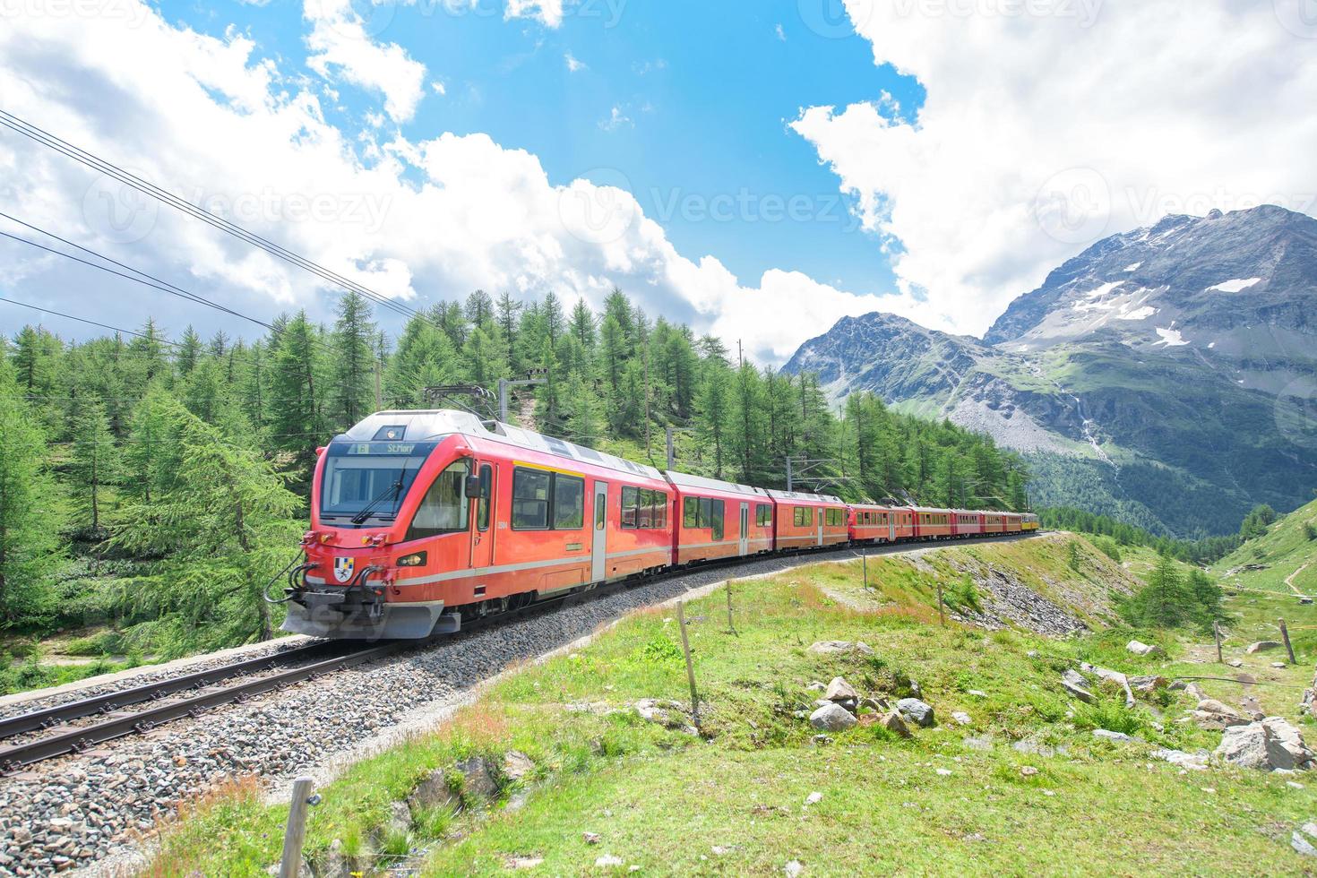 Trenino turistico del Bernina sulle alpi svizzere foto