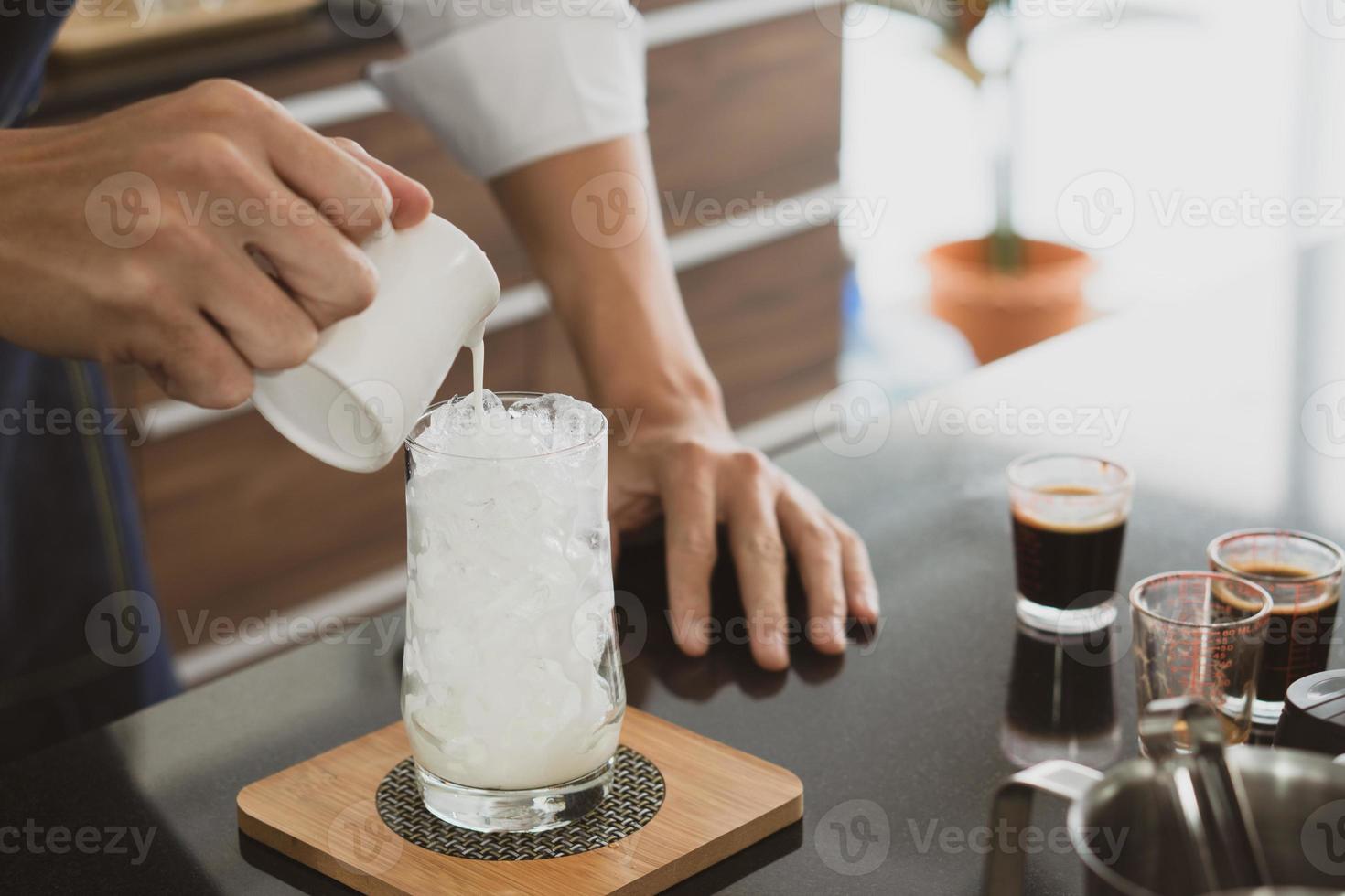 barista che versa caffè freddo foto