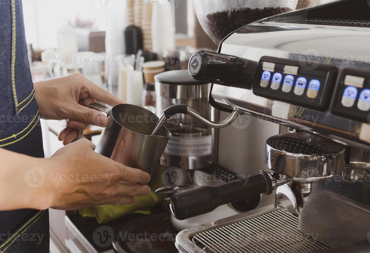 barista che usa la macchina del caffè foto