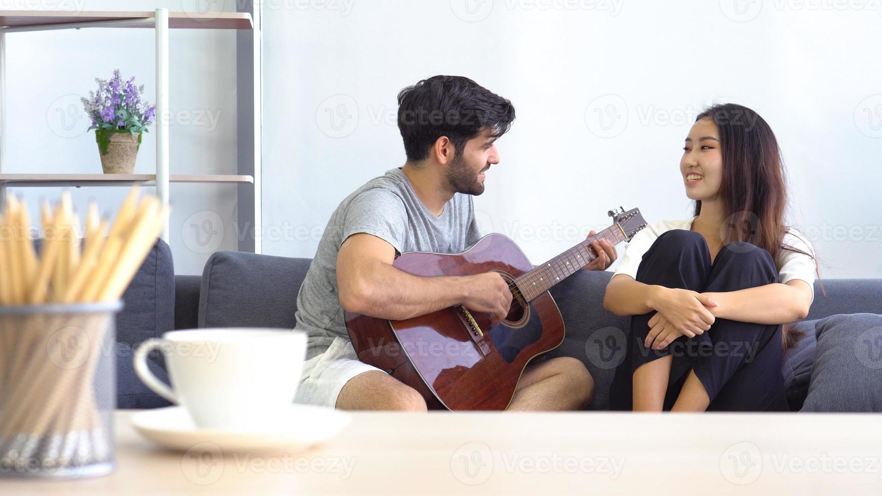 coppia con una chitarra foto