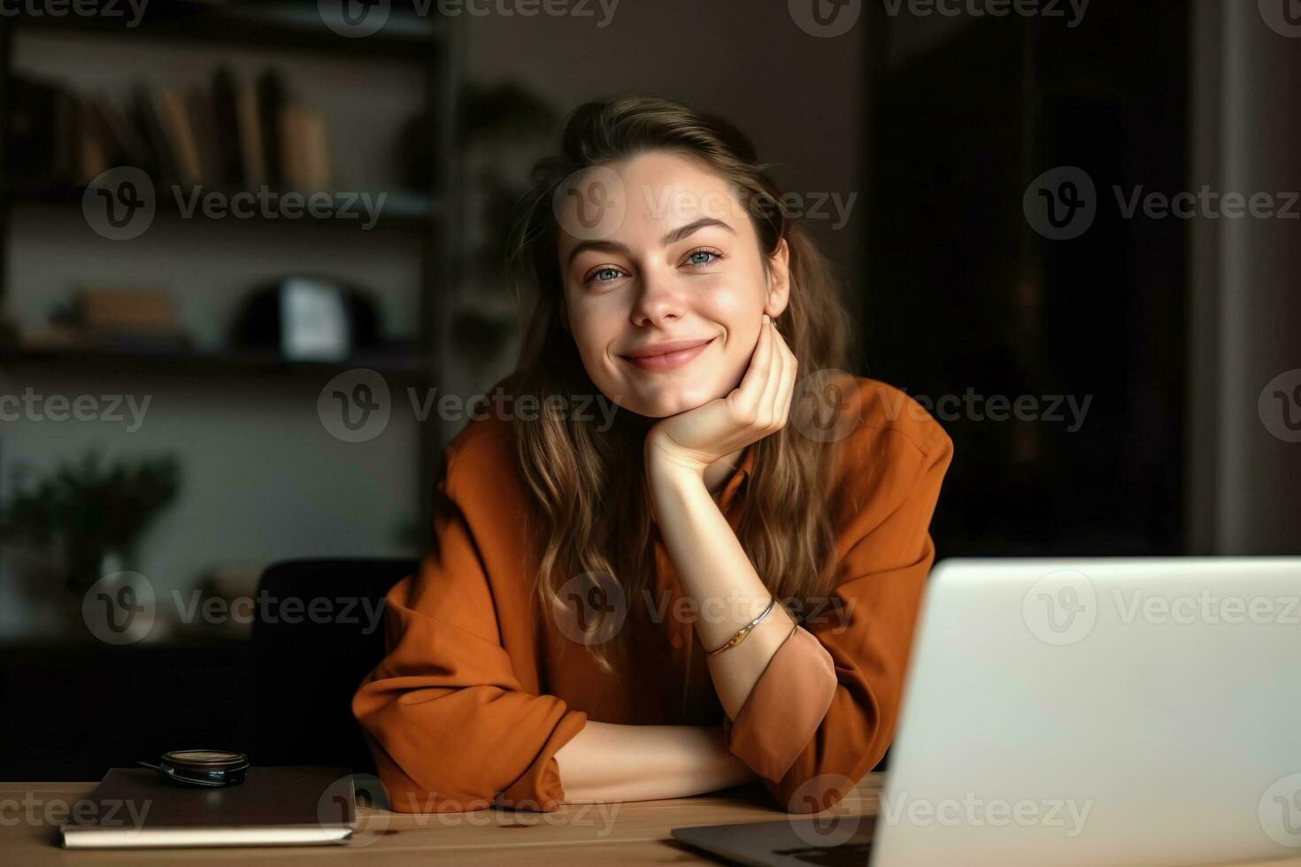 sorridente giovane attività commerciale donna seduta poltrona a scrivania a casa ufficio con il computer portatile computer , creare ai foto