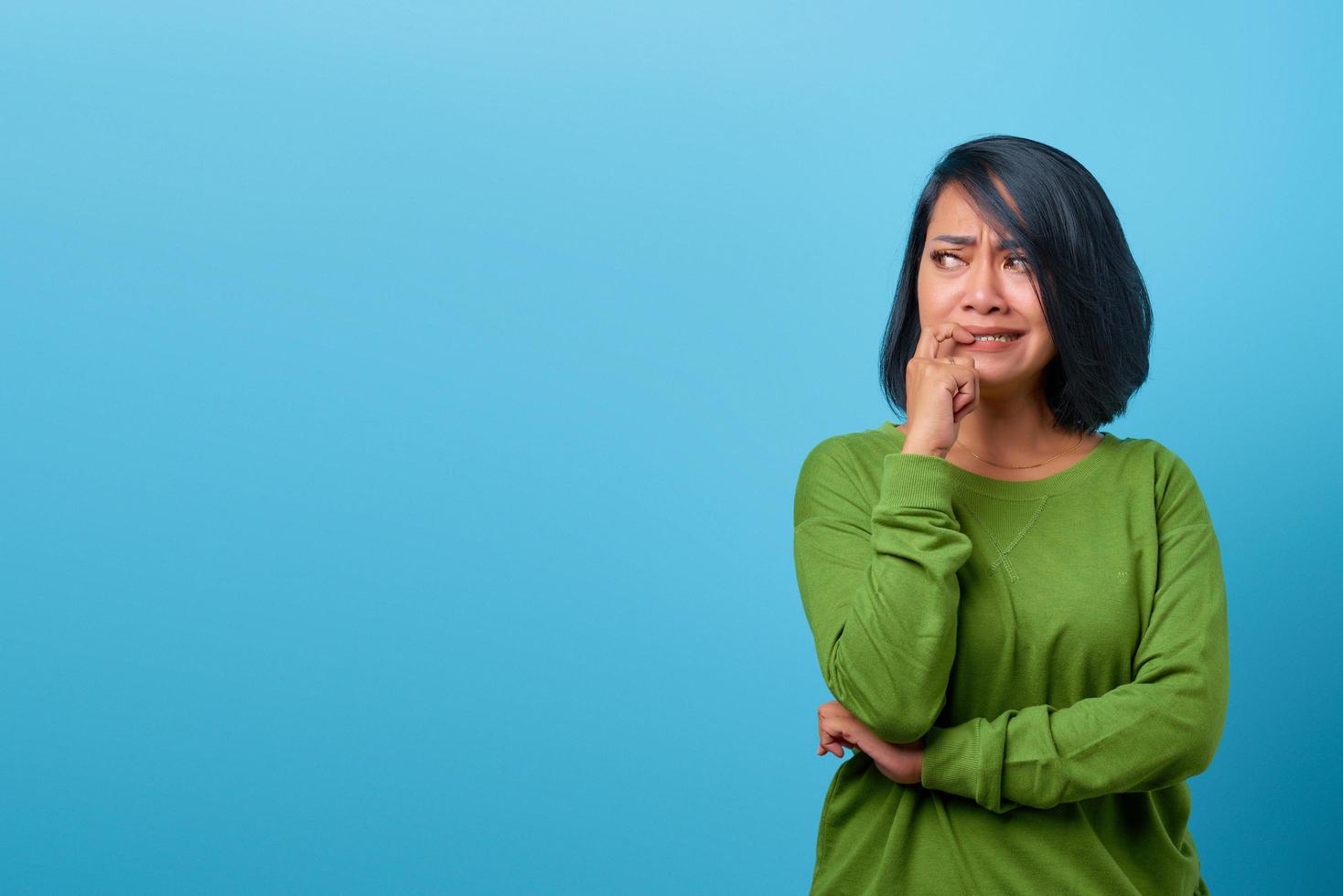 attraente donna asiatica che sembra stressata e nervosa foto