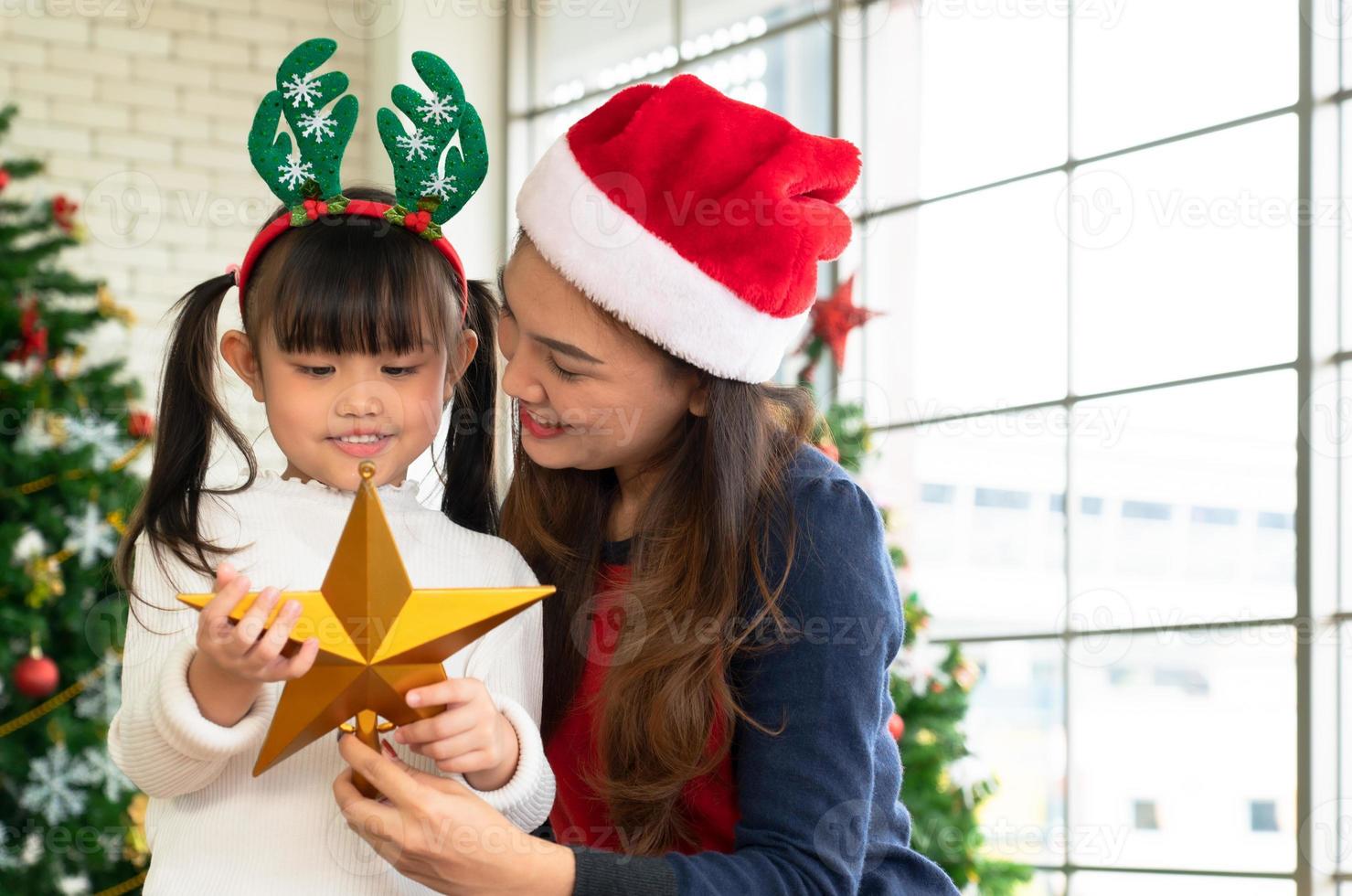 madre e figlio che festeggiano il natale foto