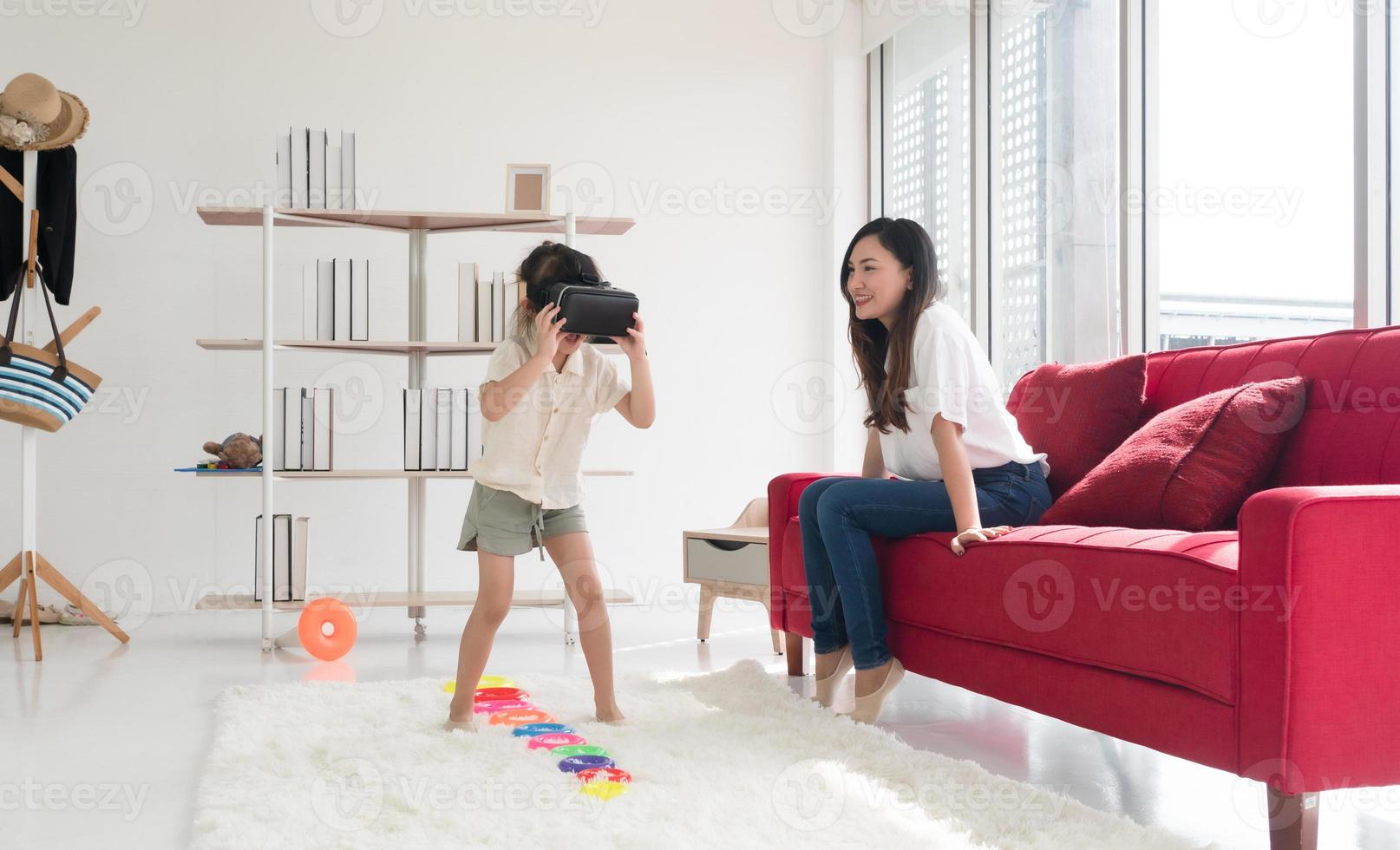 madre e figlio che giocano a giochi vr foto