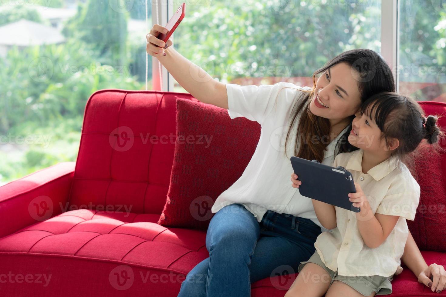 madre e figlio che si fanno un selfie insieme foto