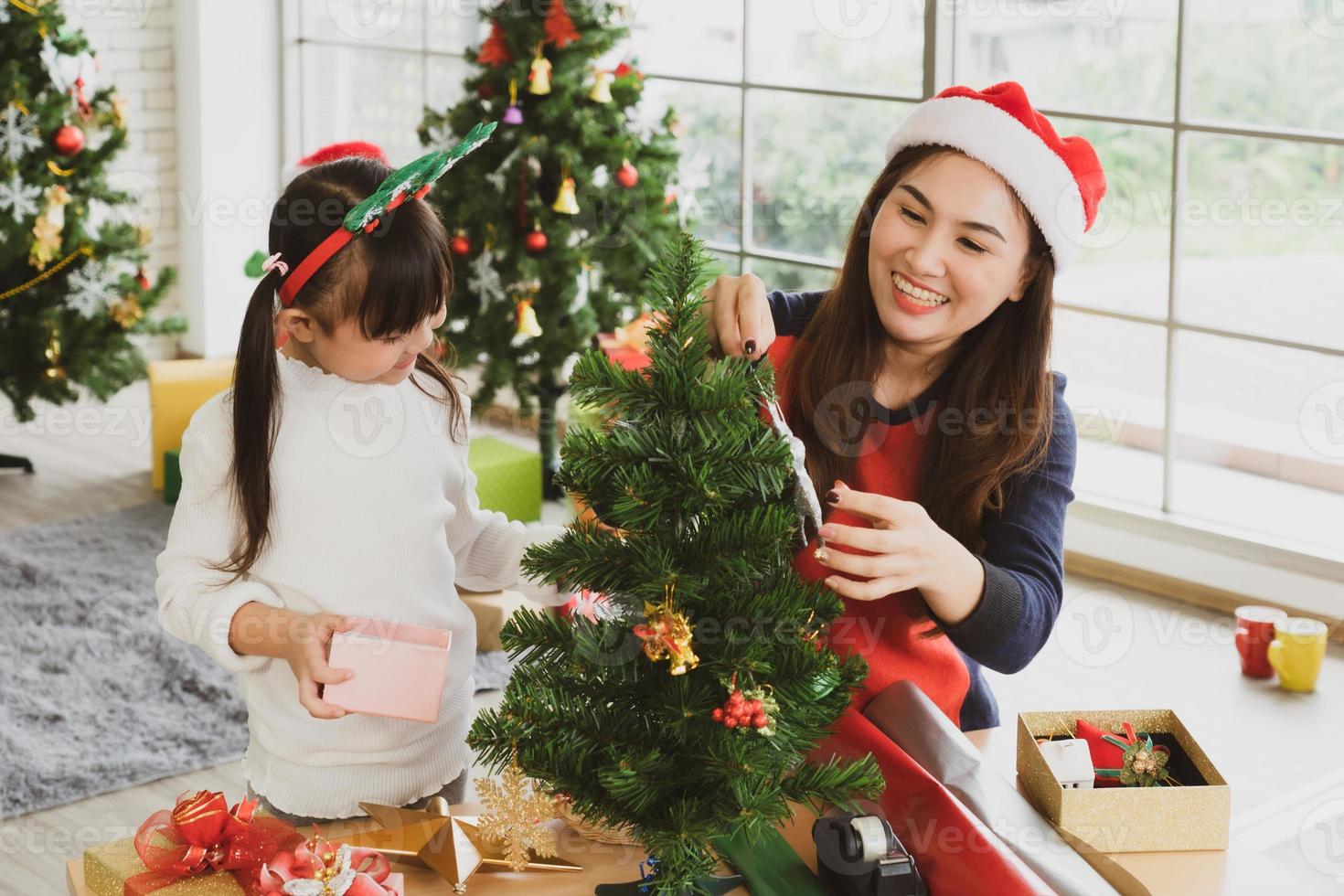 madre e figlio che decorano l'albero di natale foto