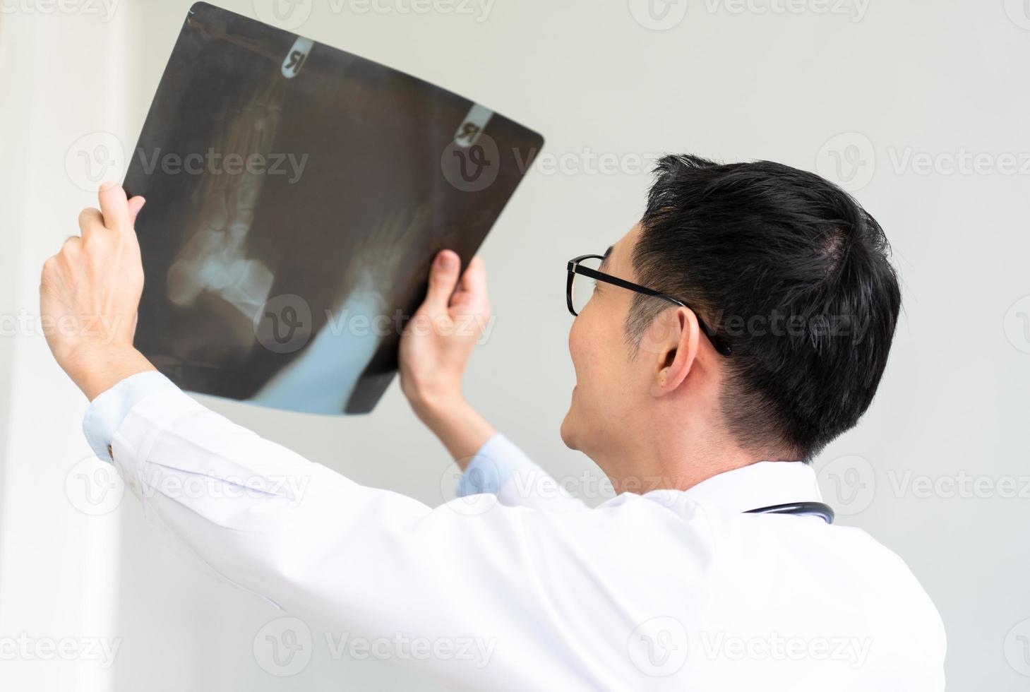 medico che esamina i raggi x foto