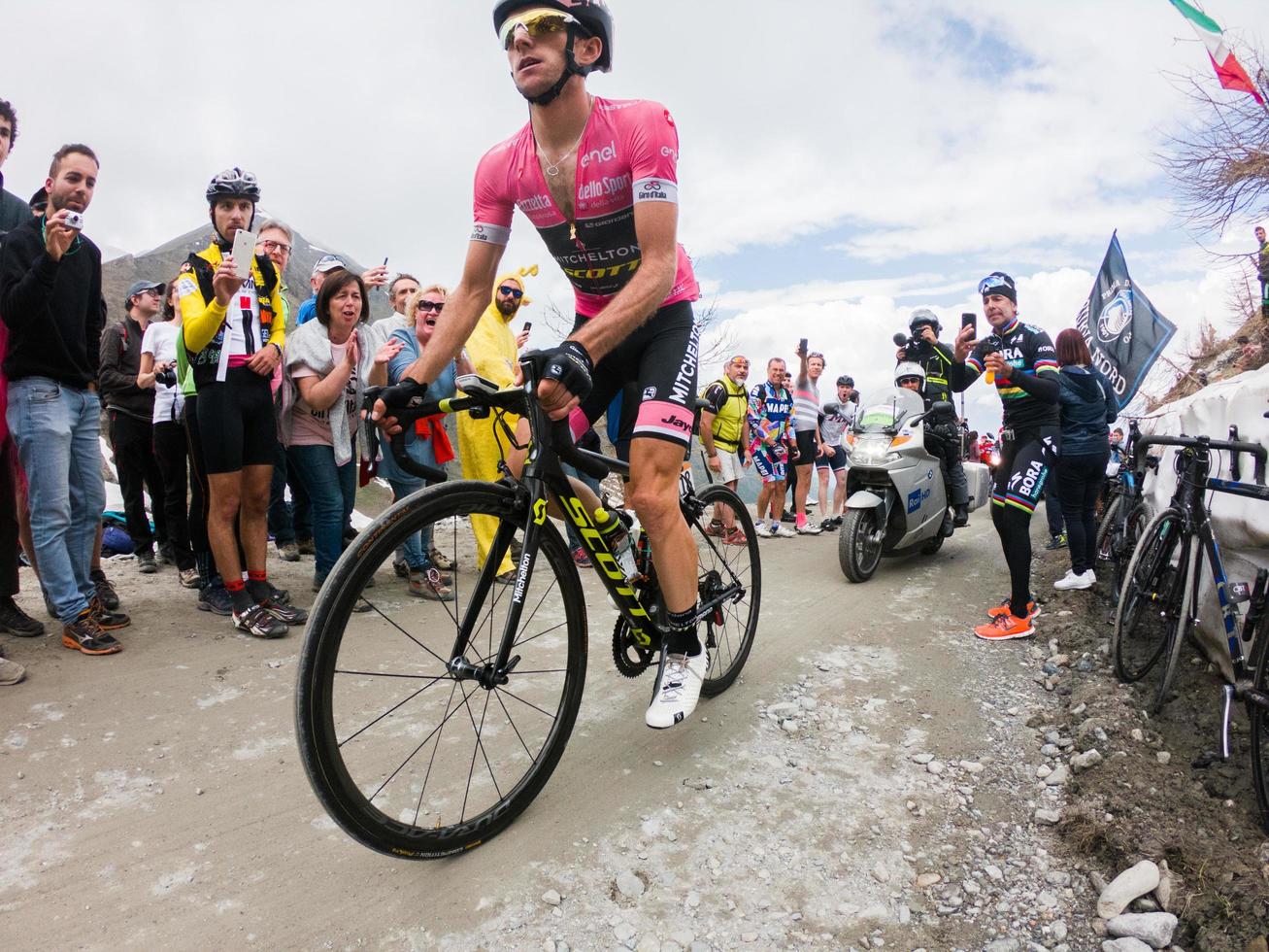 piemonte, italia 2018- ciclisti in salita durante la gara ciclistica internazionale giro d'italia foto