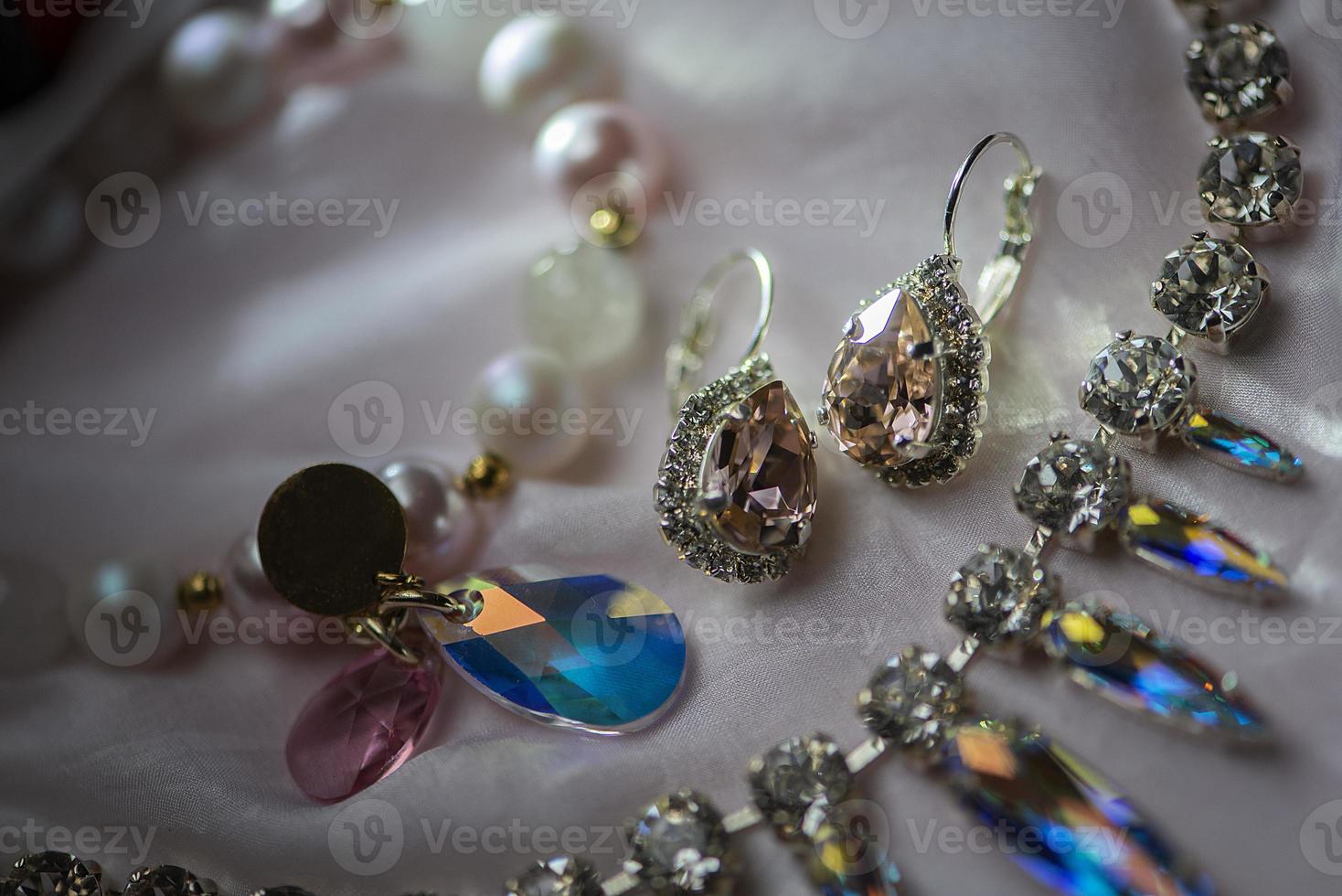 dettagli ravvicinati di collana e orecchini con pietra di cristallo swarovski foto