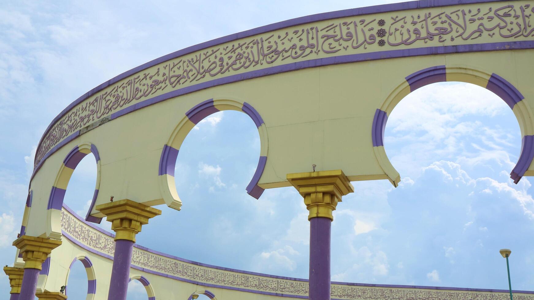 ornamento islamico sul muro della moschea foto