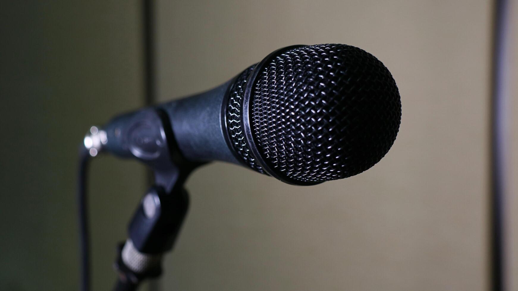 primo piano del microfono in studio con sfondo sfocato foto