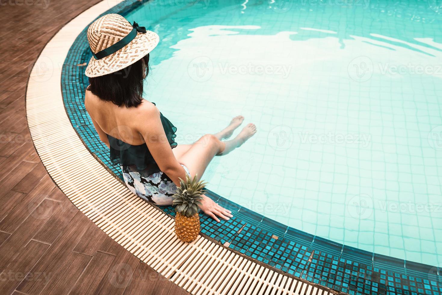 donna in costume da bagno che si rilassa in piscina foto