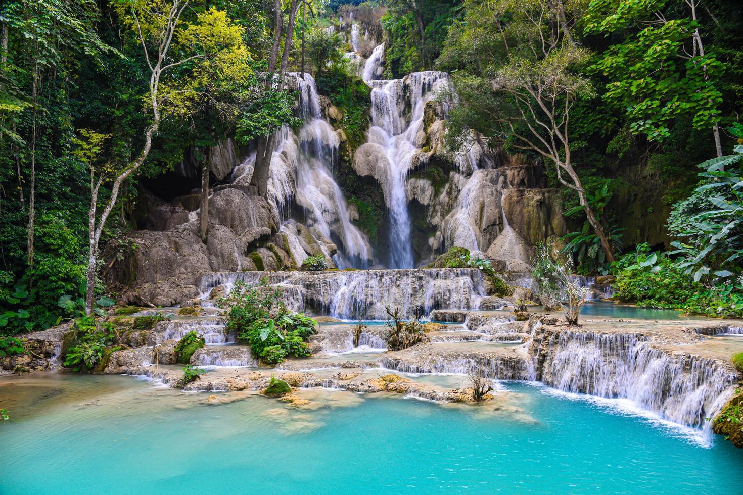 cascata di kuangsi a luang prabang, laos foto