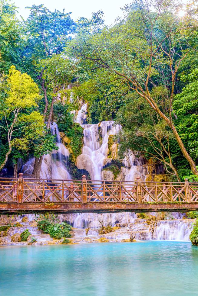 cascata di kuangsi a luang prabang, laos foto