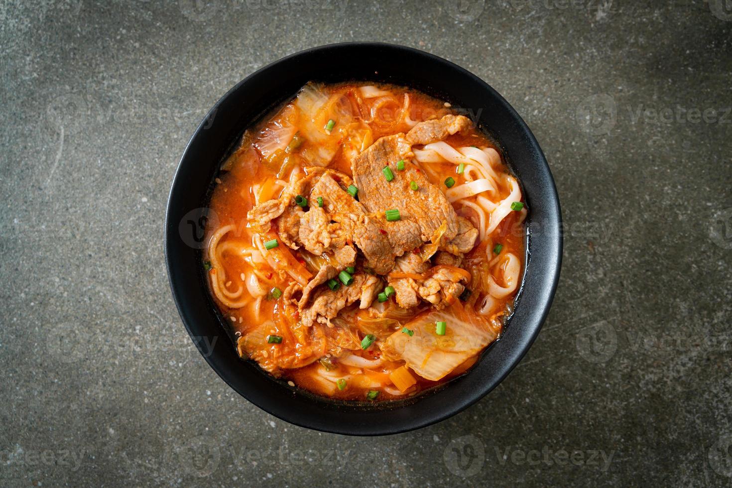 udon coreani ramen noodles con maiale in zuppa di kimchichi foto