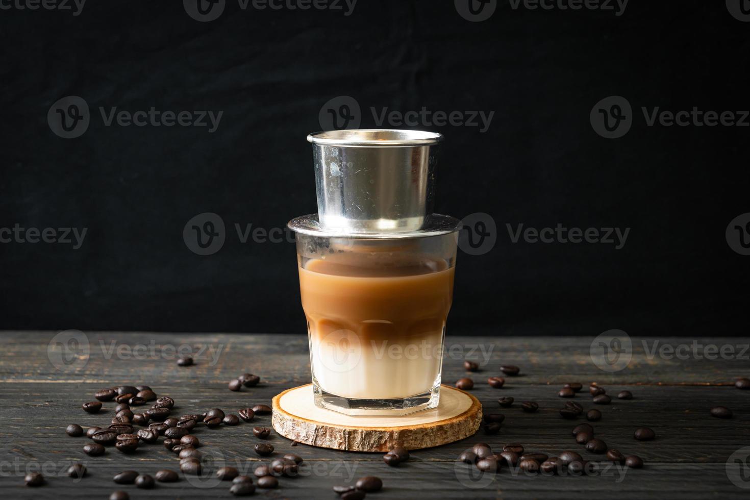 caffè al latte caldo che gocciola in stile vietnam foto