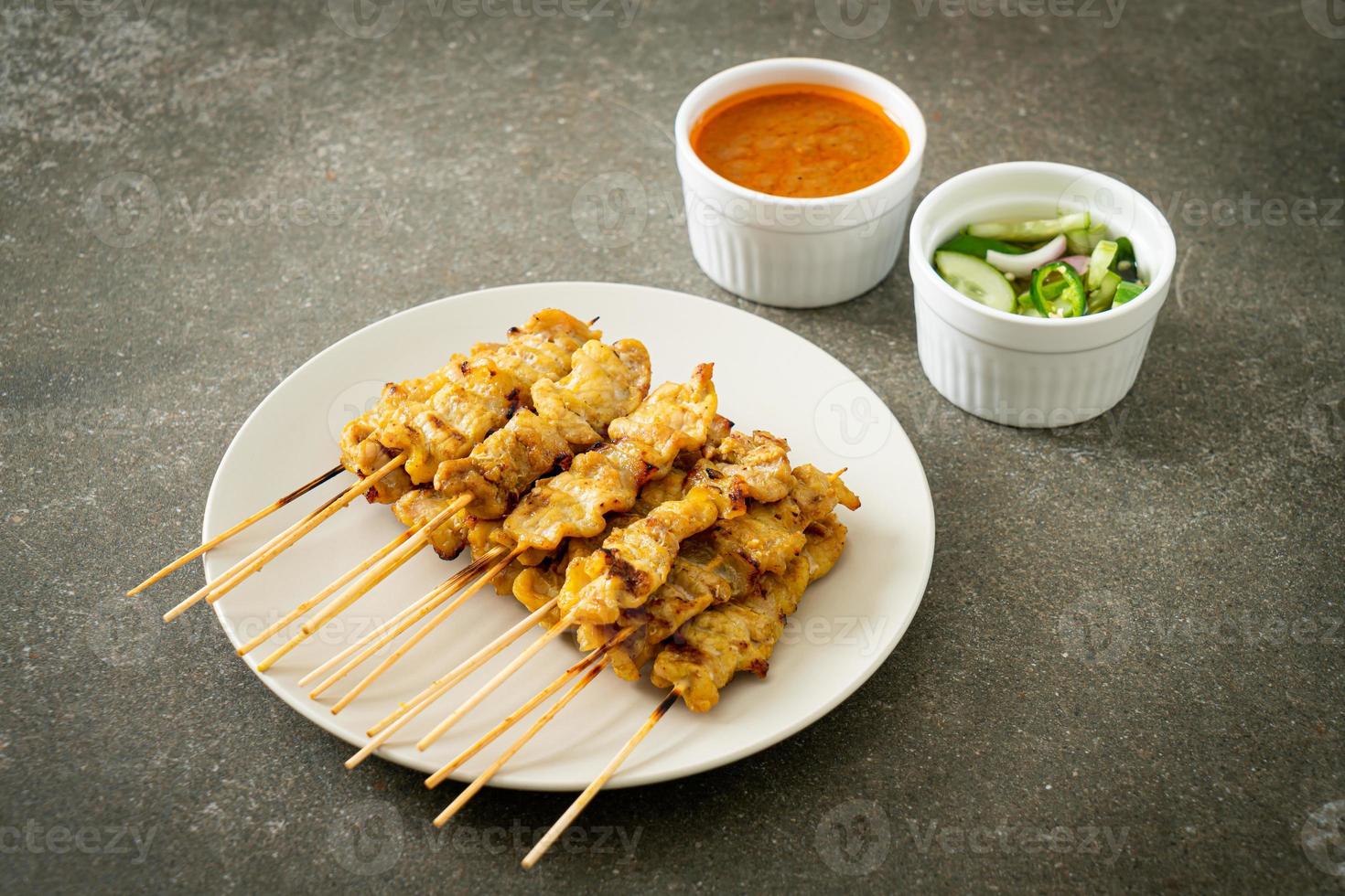 satay di maiale con salsa di arachidi foto