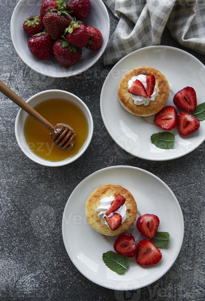 frittelle di ricotta, frittelle di ricotta su piatto di ceramica foto