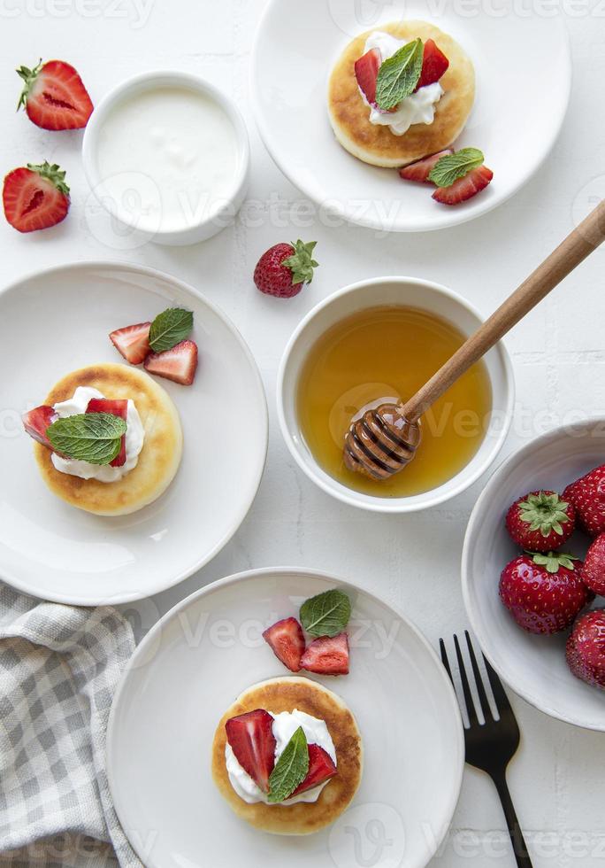 frittelle di ricotta, frittelle di ricotta su piatto di ceramica foto