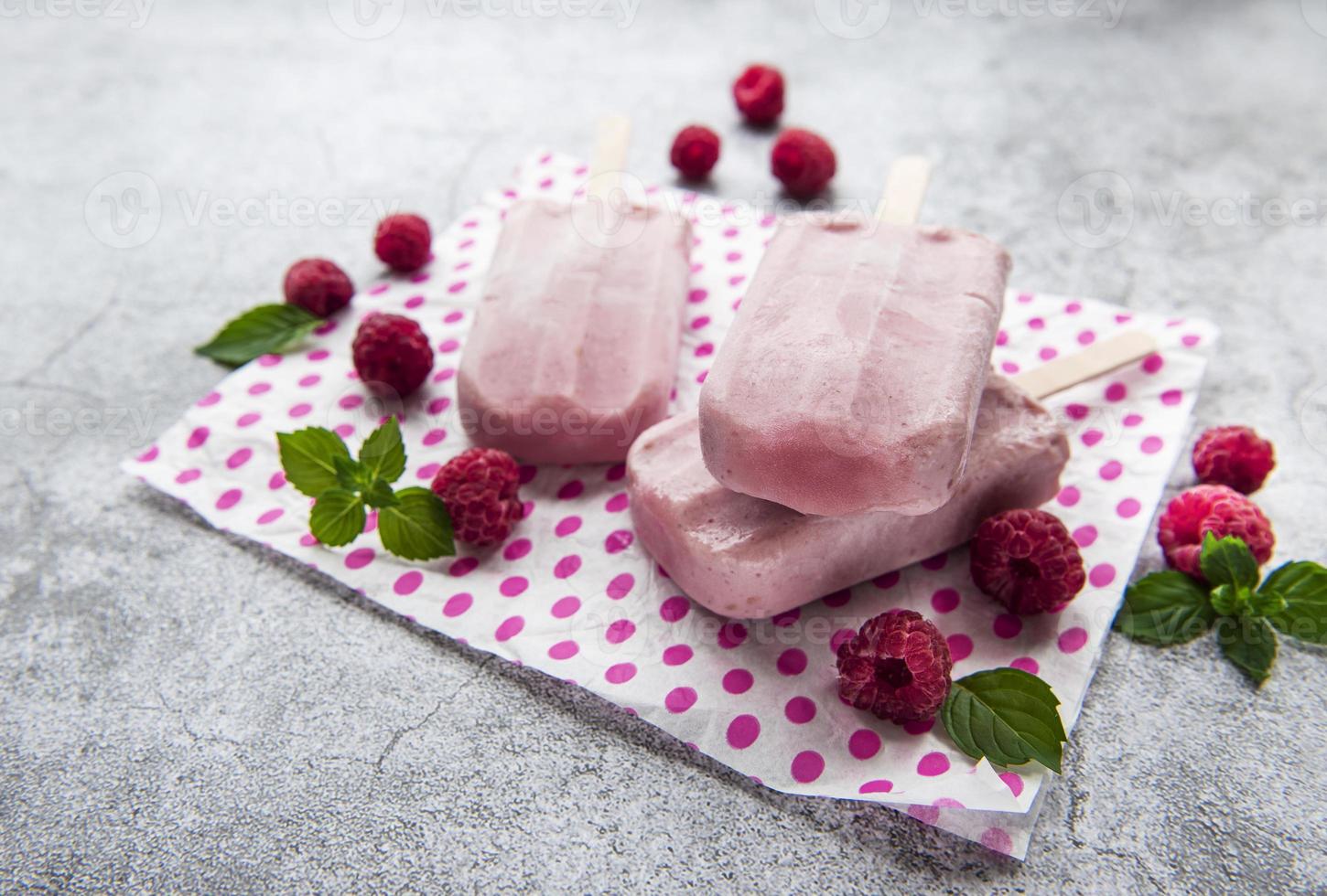 gelato di lamponi fatto in casa foto