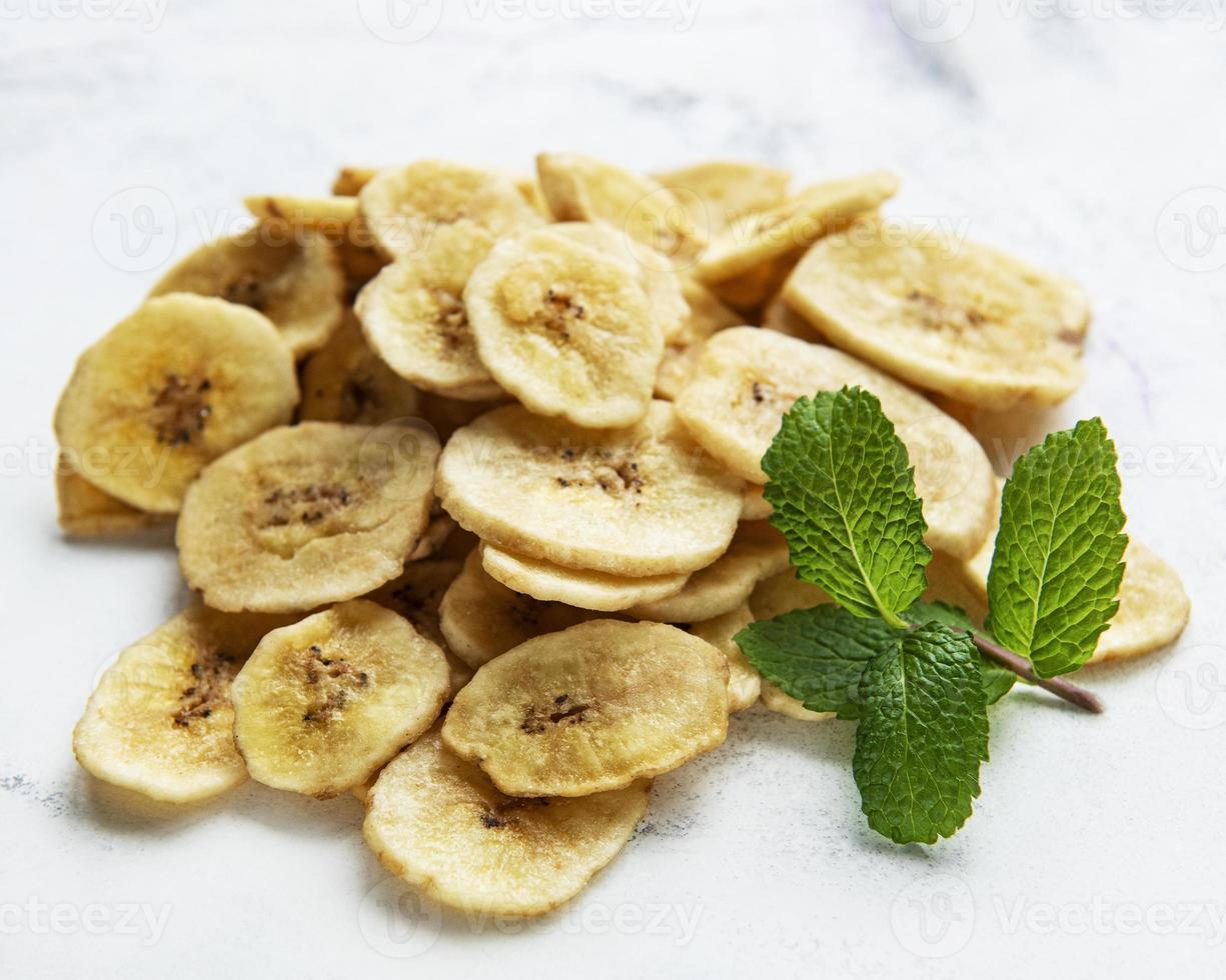 fette o patatine di banana candite essiccate foto