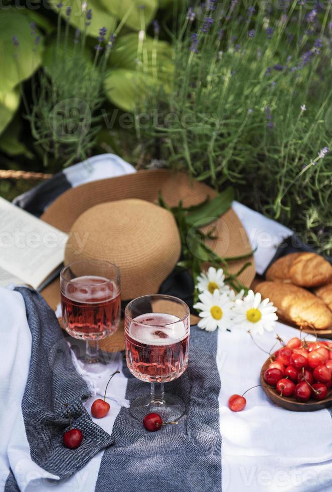 set per picnic su coperta in campo di lavanda foto